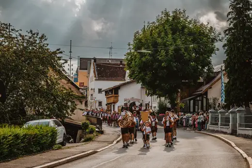 Schmalzlerfest Perlesreut 2024 Freitag: Volksfesteinzug, Perlesreuter bleMUSI Foto 2400008