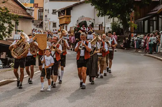 Schmalzlerfest Perlesreut 2024 Freitag: Volksfesteinzug, Perlesreuter bleMUSI Foto 2400009