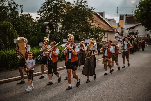 Schmalzlerfest Perlesreut 2024 Freitag: Volksfesteinzug, Perlesreuter bleMUSI Foto 2400010