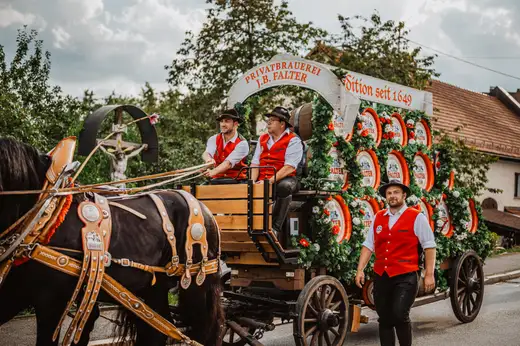 Schmalzlerfest Perlesreut 2024 Freitag: Volksfesteinzug, Perlesreuter bleMUSI Foto 2400012