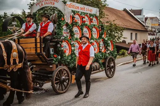 Schmalzlerfest Perlesreut 2024 Freitag: Volksfesteinzug, Perlesreuter bleMUSI Foto 2400013