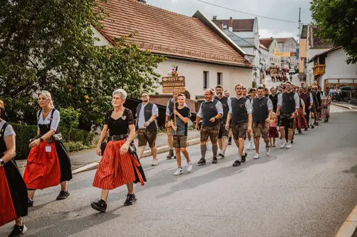Schmalzlerfest Perlesreut 2024 Freitag: Volksfesteinzug, Perlesreuter bleMUSI Foto 2400014