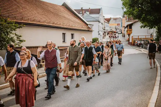 Schmalzlerfest Perlesreut 2024 Freitag: Volksfesteinzug, Perlesreuter bleMUSI Foto 2400015