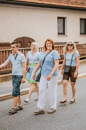 Schmalzlerfest Perlesreut 2024 Freitag: Volksfesteinzug, Perlesreuter bleMUSI Foto 2400019