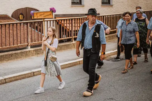 Schmalzlerfest Perlesreut 2024 Freitag: Volksfesteinzug, Perlesreuter bleMUSI Foto 2400020