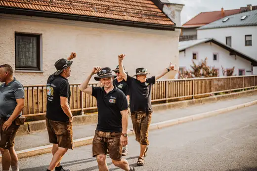 Schmalzlerfest Perlesreut 2024 Freitag: Volksfesteinzug, Perlesreuter bleMUSI Foto 2400022