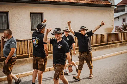 Schmalzlerfest Perlesreut 2024 Freitag: Volksfesteinzug, Perlesreuter bleMUSI Foto 2400023