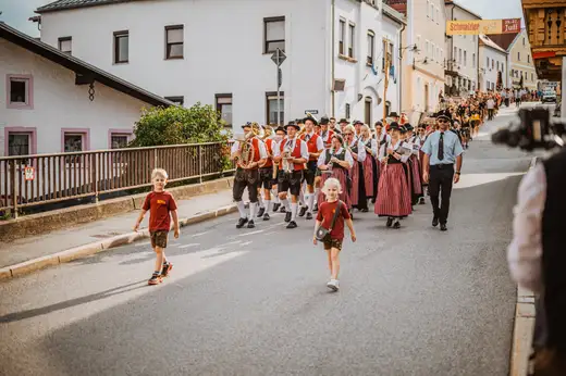 Schmalzlerfest Perlesreut 2024 Freitag: Volksfesteinzug, Perlesreuter bleMUSI Foto 2400024