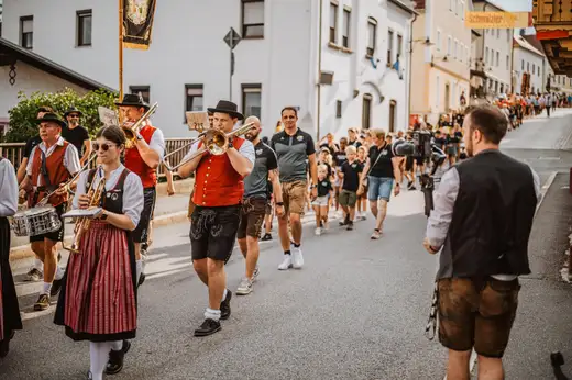 Schmalzlerfest Perlesreut 2024 Freitag: Volksfesteinzug, Perlesreuter bleMUSI Foto 2400025