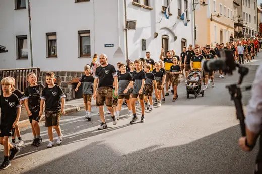 Schmalzlerfest Perlesreut 2024 Freitag: Volksfesteinzug, Perlesreuter bleMUSI Foto 2400026