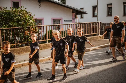 Schmalzlerfest Perlesreut 2024 Freitag: Volksfesteinzug, Perlesreuter bleMUSI Foto 2400027