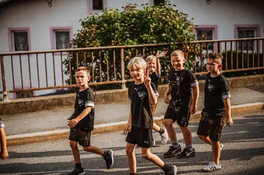 Schmalzlerfest Perlesreut 2024 Freitag: Volksfesteinzug, Perlesreuter bleMUSI Foto 2400028