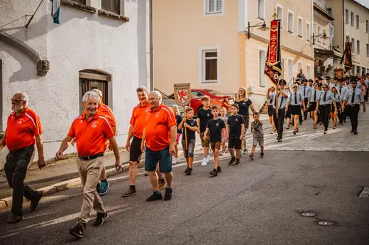 Schmalzlerfest Perlesreut 2024 Freitag: Volksfesteinzug, Perlesreuter bleMUSI Foto 2400029