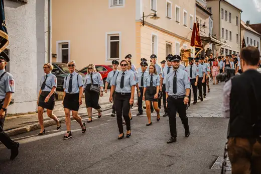 Schmalzlerfest Perlesreut 2024 Freitag: Volksfesteinzug, Perlesreuter bleMUSI Foto 2400030