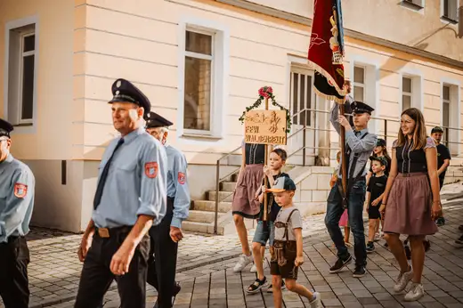 Schmalzlerfest Perlesreut 2024 Freitag: Volksfesteinzug, Perlesreuter bleMUSI Foto 2400031