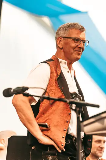 Schmalzlerfest Perlesreut 2024 Freitag: Volksfesteinzug, Perlesreuter bleMUSI Foto 2400035