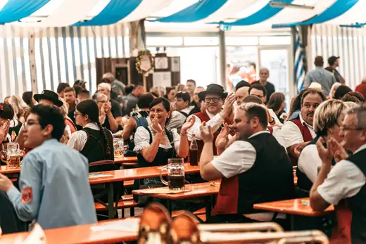 Schmalzlerfest Perlesreut 2024 Freitag: Volksfesteinzug, Perlesreuter bleMUSI Foto 2400038