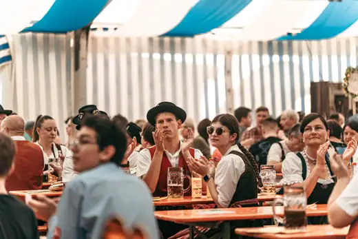 Schmalzlerfest Perlesreut 2024 Freitag: Volksfesteinzug, Perlesreuter bleMUSI Foto 2400039