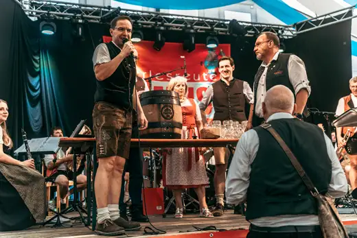 Schmalzlerfest Perlesreut 2024 Freitag: Volksfesteinzug, Perlesreuter bleMUSI Foto 2400040