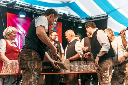 Schmalzlerfest Perlesreut 2024 Freitag: Volksfesteinzug, Perlesreuter bleMUSI Foto 2400041