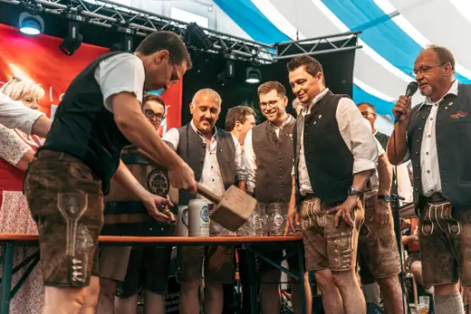 Schmalzlerfest Perlesreut 2024 Freitag: Volksfesteinzug, Perlesreuter bleMUSI Foto 2400043