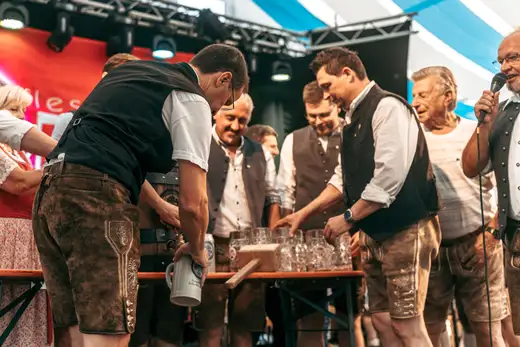 Schmalzlerfest Perlesreut 2024 Freitag: Volksfesteinzug, Perlesreuter bleMUSI Foto 2400044