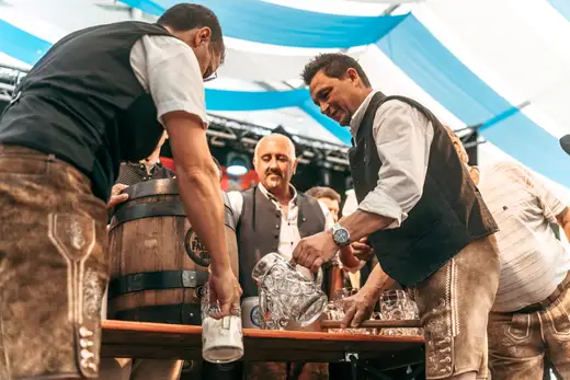 Schmalzlerfest Perlesreut 2024 Freitag: Volksfesteinzug, Perlesreuter bleMUSI Foto 2400047