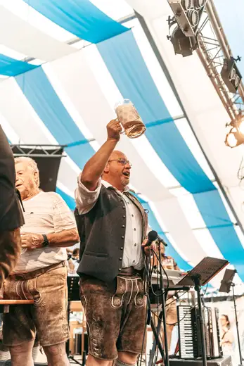 Schmalzlerfest Perlesreut 2024 Freitag: Volksfesteinzug, Perlesreuter bleMUSI Foto 2400051