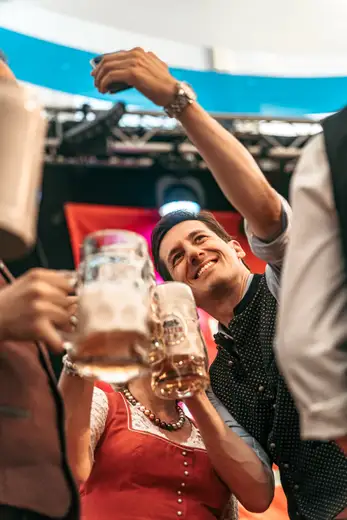 Schmalzlerfest Perlesreut 2024 Freitag: Volksfesteinzug, Perlesreuter bleMUSI Foto 2400057