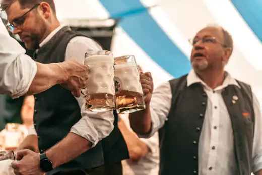 Schmalzlerfest Perlesreut 2024 Freitag: Volksfesteinzug, Perlesreuter bleMUSI Foto 2400059