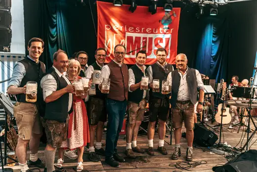 Schmalzlerfest Perlesreut 2024 Freitag: Volksfesteinzug, Perlesreuter bleMUSI Foto 2400060