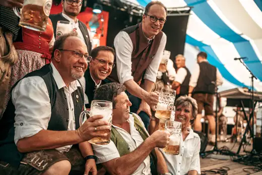 Schmalzlerfest Perlesreut 2024 Freitag: Volksfesteinzug, Perlesreuter bleMUSI Foto 2400066