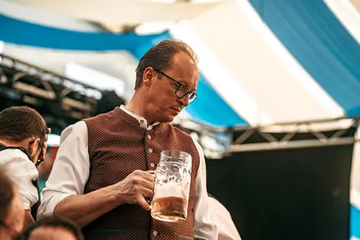 Schmalzlerfest Perlesreut 2024 Freitag: Volksfesteinzug, Perlesreuter bleMUSI Foto 2400067