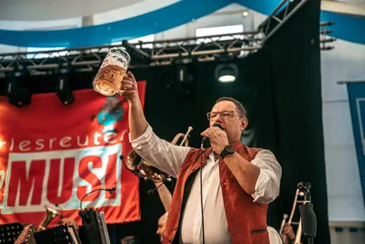 Schmalzlerfest Perlesreut 2024 Freitag: Volksfesteinzug, Perlesreuter bleMUSI Foto 2400068