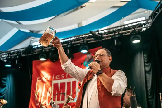 Schmalzlerfest Perlesreut 2024 Freitag: Volksfesteinzug, Perlesreuter bleMUSI Foto 2400071