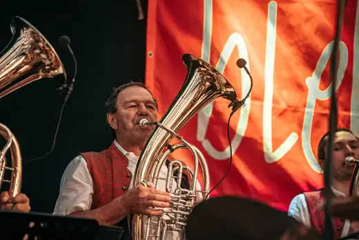 Schmalzlerfest Perlesreut 2024 Freitag: Volksfesteinzug, Perlesreuter bleMUSI Foto 2400075