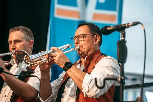 Schmalzlerfest Perlesreut 2024 Freitag: Volksfesteinzug, Perlesreuter bleMUSI Foto 2400077
