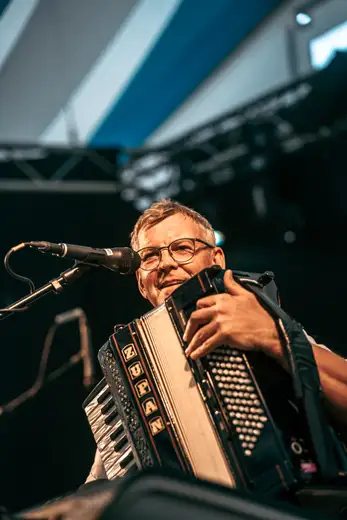 Schmalzlerfest Perlesreut 2024 Freitag: Volksfesteinzug, Perlesreuter bleMUSI Foto 2400078