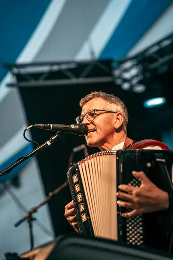 Schmalzlerfest Perlesreut 2024 Freitag: Volksfesteinzug, Perlesreuter bleMUSI Foto 2400079