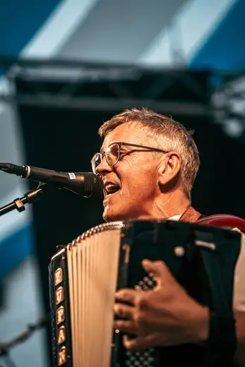 Schmalzlerfest Perlesreut 2024 Freitag: Volksfesteinzug, Perlesreuter bleMUSI Foto 2400080