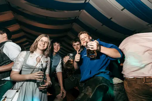 Schmalzlerfest Perlesreut 2024 Freitag: Volksfesteinzug, Perlesreuter bleMUSI Foto 2400123