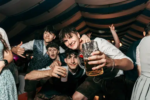 Schmalzlerfest Perlesreut 2024 Freitag: Volksfesteinzug, Perlesreuter bleMUSI Foto 2400125