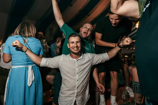 Schmalzlerfest Perlesreut 2024 Freitag: Volksfesteinzug, Perlesreuter bleMUSI Foto 2400131