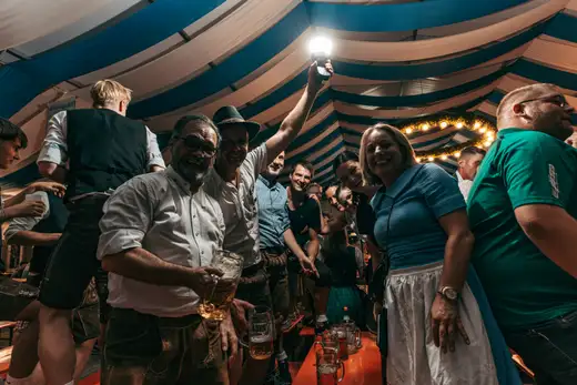 Schmalzlerfest Perlesreut 2024 Freitag: Volksfesteinzug, Perlesreuter bleMUSI Foto 2400137