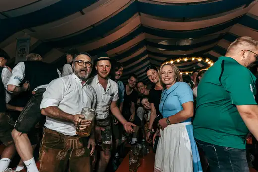 Schmalzlerfest Perlesreut 2024 Freitag: Volksfesteinzug, Perlesreuter bleMUSI Foto 2400138