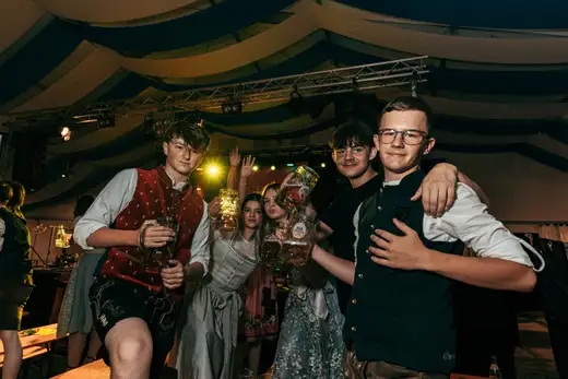 Schmalzlerfest Perlesreut 2024 Freitag: Volksfesteinzug, Perlesreuter bleMUSI Foto 2400140