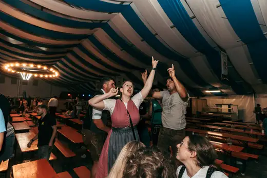 Schmalzlerfest Perlesreut 2024 Freitag: Volksfesteinzug, Perlesreuter bleMUSI Foto 2400148