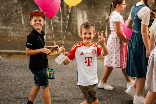 Schmalzlerfest Perlesreut 2024 Montag: Kinderzug, Tag der Betriebe, Schwaiger Buam Foto 2400653