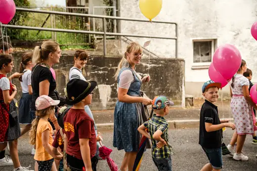 Schmalzlerfest Perlesreut 2024 Montag: Kinderzug, Tag der Betriebe, Schwaiger Buam Foto 2400654