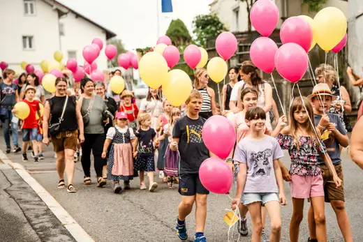 Schmalzlerfest Perlesreut 2024 Montag: Kinderzug, Tag der Betriebe, Schwaiger Buam Foto 2400662